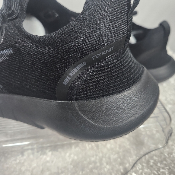 Nike Black Athletic Shoes with Sleek Design - Picture 6 of 10